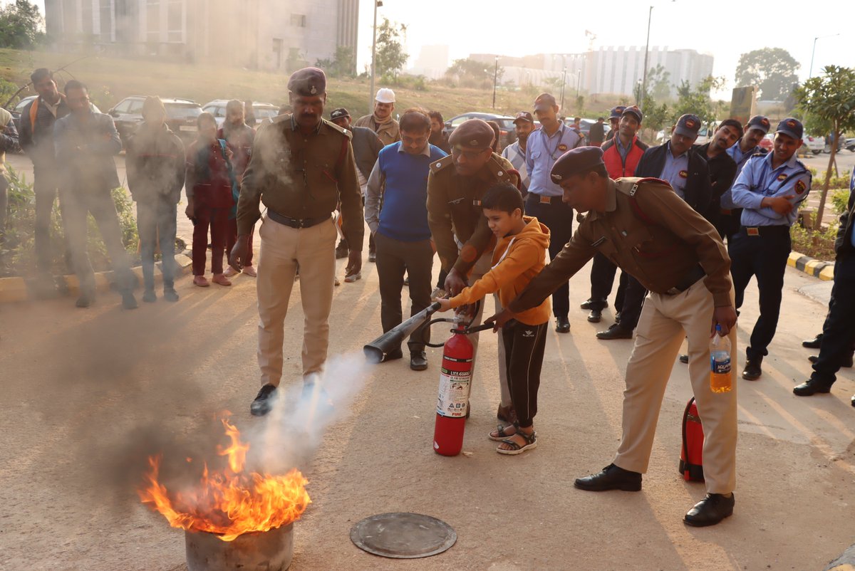 deoghar_aiims's tweet image. "Ensuring safety at every step! AIIMS Deoghar conducts a fire mock drill on 13/12/23. Preparedness is our priority, and practicing safety measures is key. Together, we stand resilient. 🔥🚨 #SafetyFirst #FireDrill #AIIMSDeoghar" @drsaurabh68