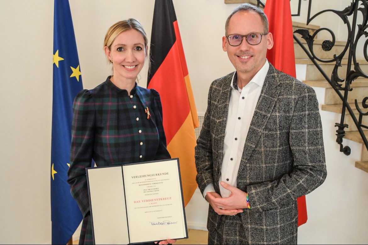 Prof. @CiesekSandra hat heute das Bundesverdienstkreuz erhalten. Herzlichen Glückwunsch!👏 @StM_Klose betonte ihr 'bahnbrechendes wissenschaftliches und beispielhaftes gesellschaftliches Engagement' während der #Corona-Pandemie. Mehr Infos ➡️ soziales.hessen.de/presse/verdien…