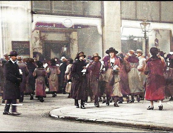 Christmas shoppers in London's Oxford Street in 1900. #oxfordstreet #colourised #victorians #christmasshopping #londonchristmas #christmas