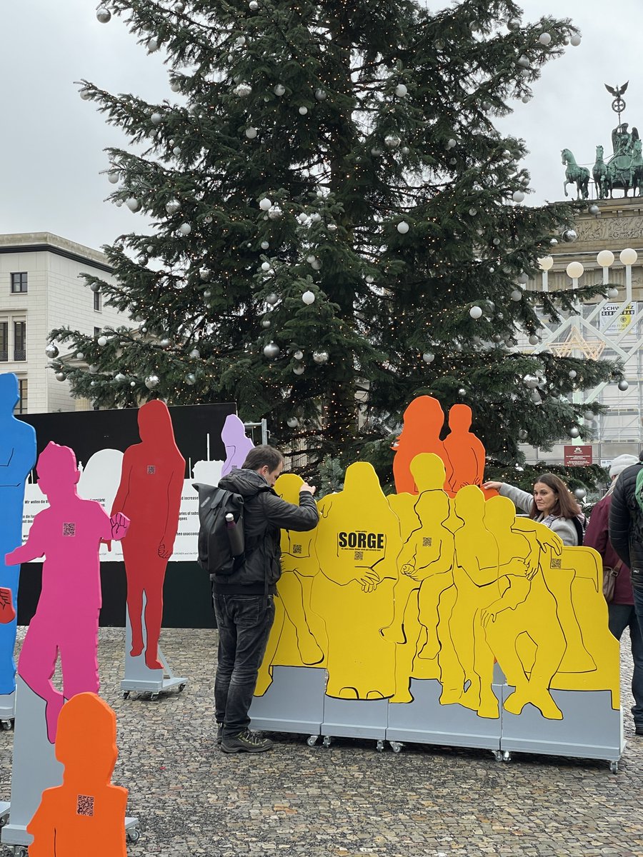 Mit unserem Mahnmal am Brandenburger Tor haben wir gestern mit @ProAsyl symbolisch nachgeholt, was die Ampel-Koalition geflüchteten Familien bisher verweigert: Abgeordnete und Passant*innen wurden eingeladen, lebensgroße Silhouetten von getrennten Familien zusammenzuführen. (1/3)