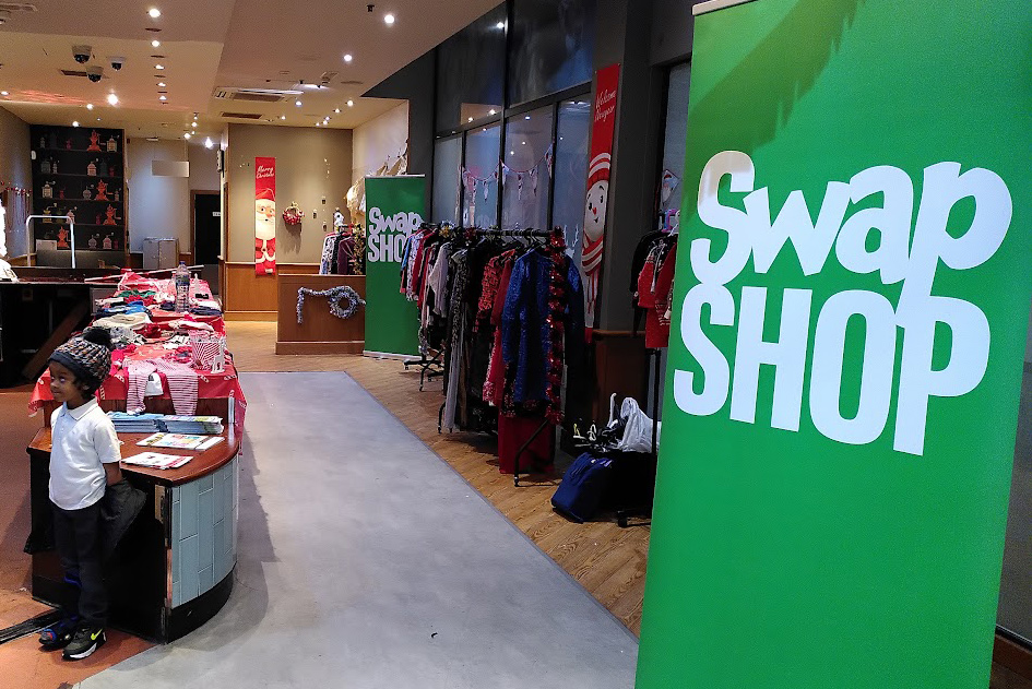 Swap Shop looking great in @TheMallLuton last night, nice work by the waste team at @lutoncouncil. You've still got time to drop in a donation on the 14th, 10am-12pm, and then it's open for swaps on Saturday. Details: rb.gy/v0it01