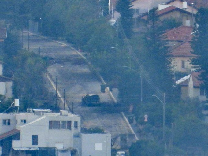 AttakhanDarwesh's tweet photo. on the right side, a vehicle of the enemy was targeted by Hezbollah, and on the other side,a soldier was captured by the Hamas mujahid.
#StaystrongGaza #GazaWar #Hamas #Hezbollah #lebanon24 #Yemen #freepalpatine #ابو_عبيدة Jabalia #StopGazaGenocide #CeasefireNOW Lanat #fcklive https://t.co/xwL23DzKNy