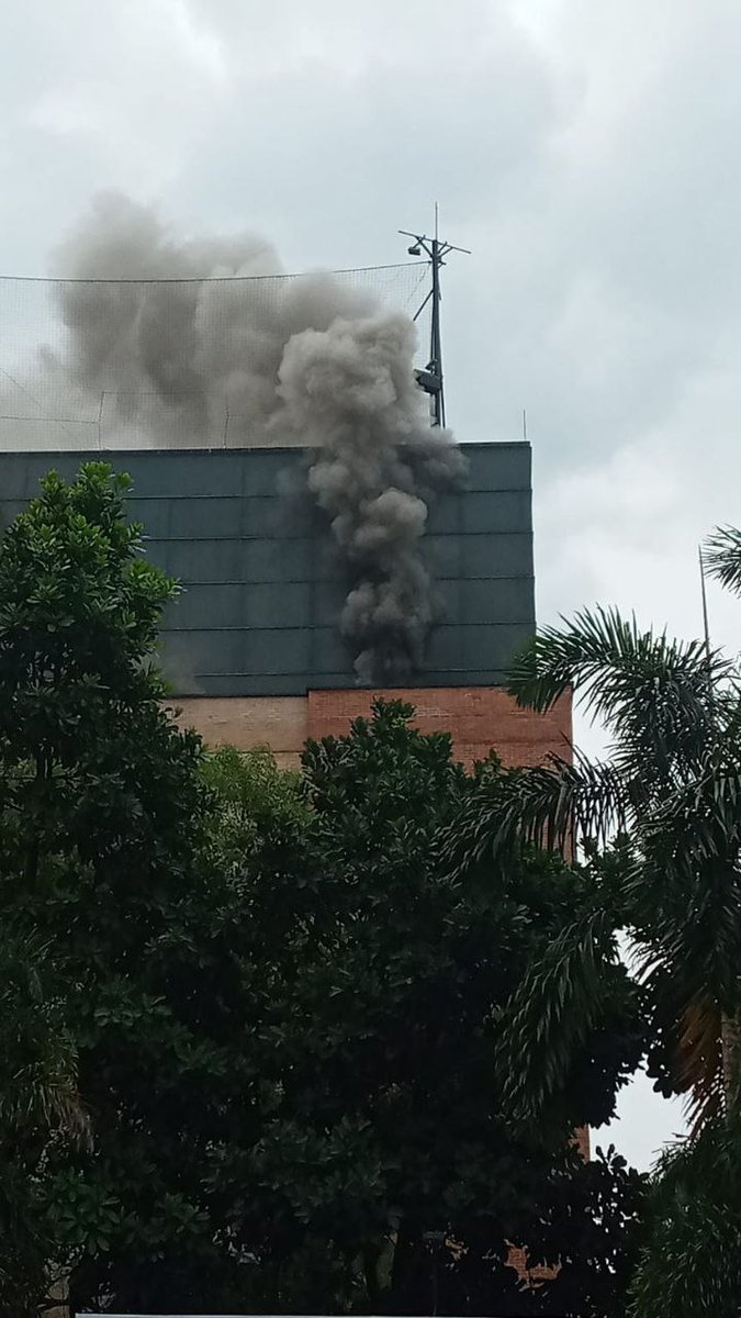 DenunciasAntio2's tweet image. Bomberos Medellín atienden incendio en el centro comercial el tesoro.