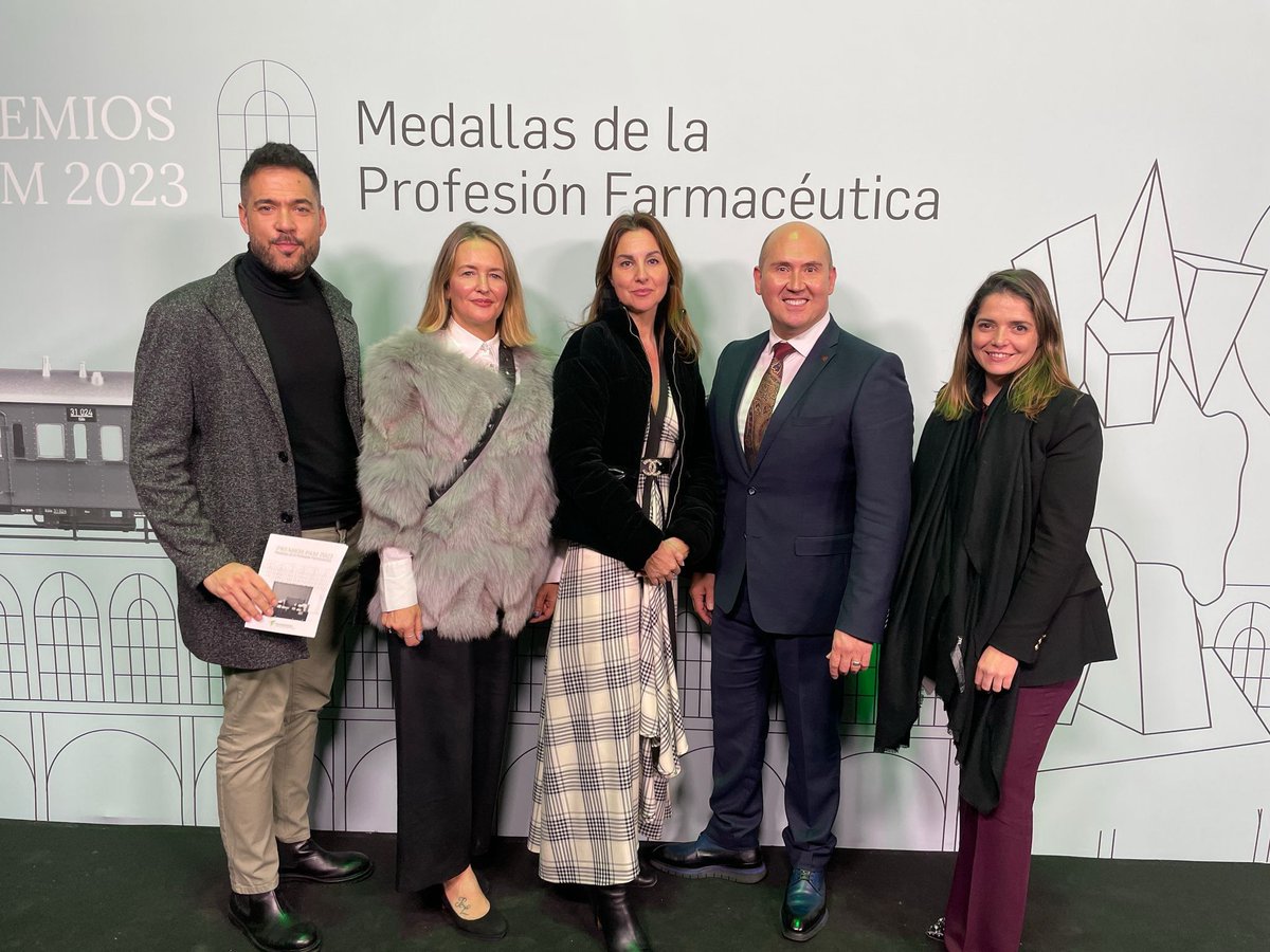 OdSalud's tweet image. 🎉 Éxito en la entrega de las Medallas de la Profesión y los Premios #PAM2023 de @Farmaceuticos_ 

El Consejo General de Colegios Farmacéuticos ha demostrado una vez más su compromiso con el avance y el progreso de la Farmacia.

🛜 observatoriodesalud.es/entrega-de-las…  #MedallasCGCOF