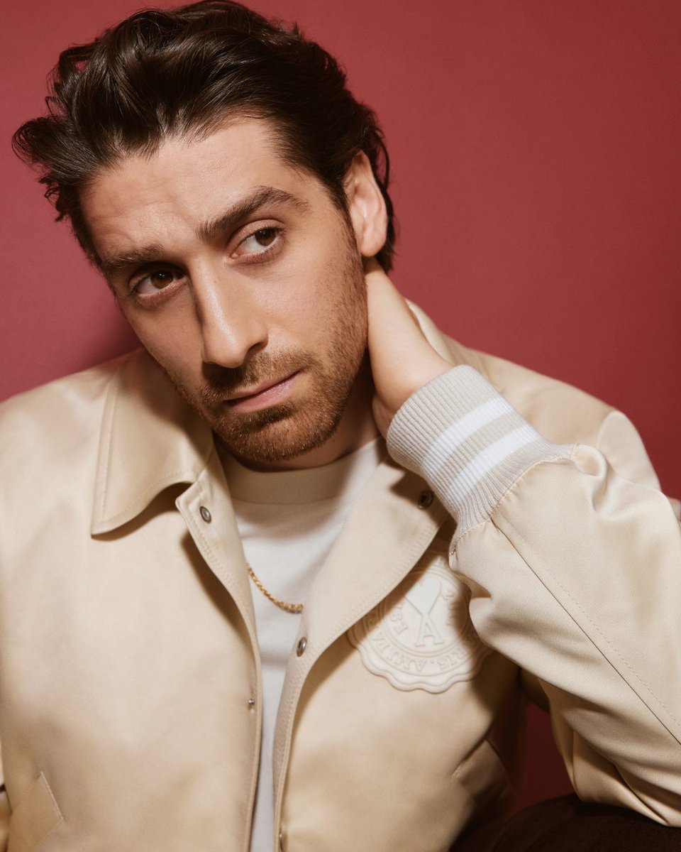 Yıldızı Parlayanlar · #BoraAkkas

Oyunculuğa erken yaşta adım atan <a href="/AkkasBora/">Bora Akkaş</a> çocukken yalnız başına da olsa kendine bir dünya kurduğunu ve başka bir gerçeklik içindeymiş gibi davranarak oyun oynamayı çok sevdiğini anlatıyor.

Devamı #VogueTurkiye Aralık-Ocak 2023/24 sayısında.