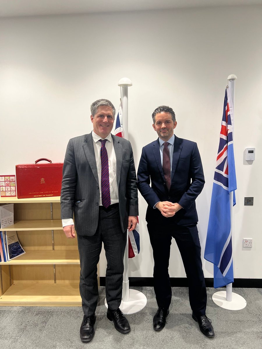 ChargeUK chair @osprey_ian met with new Minister for Decarbonisation of Transport @AnthonyBrowneMP recently to discuss accelerating the rollout of public charge points. We're looking forward to ongoing engagement to ensure the UK is the best place to drive and charge an EV.