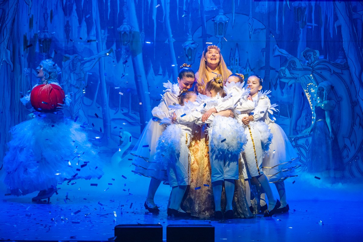 ✨ Huge shout-out to our BRILLIANT Junior Dancers, who are dazzling on-stage in Cinderella!✨

Team Tutu, Team Tinsel and Team Sparkle – you’re our absolute stars! Thanks to @renniedanceacademy18

📸 Tommy Ga-Ken Wan

#scottishtheatre #scottishdance #pantomime #dancers #thegaiety