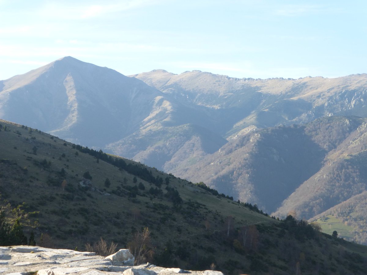 A Pas d'Isard Trekkings (@apasdisard) on Twitter photo Travessa DEL PIRINEU AL MAR. El Costabona i les Esquerdes de Rojà des de la torre del Mir. Les heu vist mai de tan a prop? Un tram de la travessa Refugis del Torb vistos des de la travessa Del Pirineu al Mar. <a href="/Catalunya_Nord/">CatNord x independència Territorial de l'Assemblea</a> Travessa DEL PIRINEU AL MAR. El Costabona i les Esquerdes de Rojà des de la torre del Mir. Les heu vist mai de tan a prop? Un tram de la travessa Refugis del Torb vistos des de la travessa Del Pirineu al Mar. <a href="/Catalunya_Nord/">CatNord x independència Territorial de l'Assemblea</a>