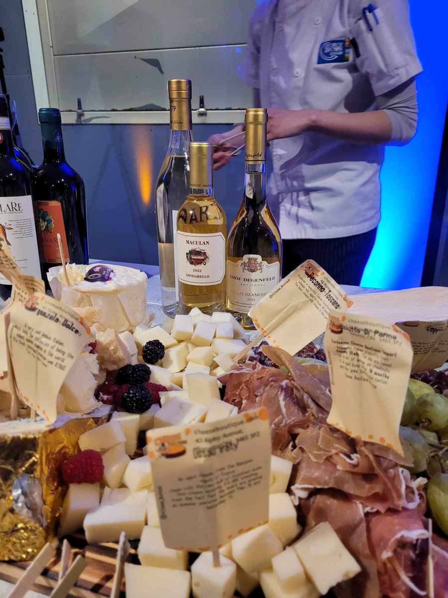 Hungary_Toronto's tweet image. Explore 🇪🇺European flavors at Stackt Christmas Market! Visit the 🇪🇺EU stand with 🇭🇺 Hungarian gems - Bonafarm Csoport Pick Salami and Tokaj wine from Gróf Degenfeld Wine Estate. Savor till Dec 17, noon-8 pm.

Details &amp;amp; sign-up: bit.ly/3uV3trO