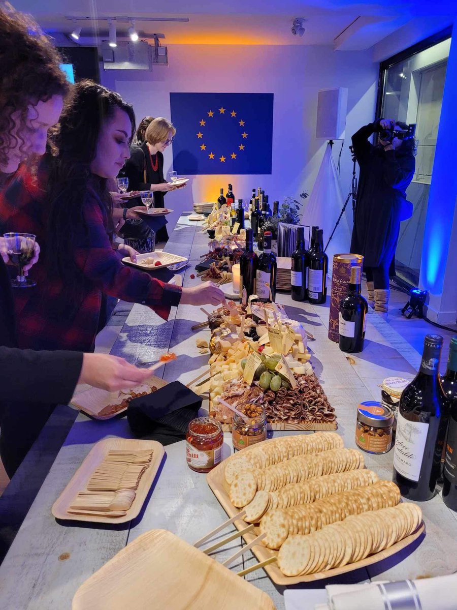 Hungary_Toronto's tweet image. Explore 🇪🇺European flavors at Stackt Christmas Market! Visit the 🇪🇺EU stand with 🇭🇺 Hungarian gems - Bonafarm Csoport Pick Salami and Tokaj wine from Gróf Degenfeld Wine Estate. Savor till Dec 17, noon-8 pm.

Details &amp;amp; sign-up: bit.ly/3uV3trO