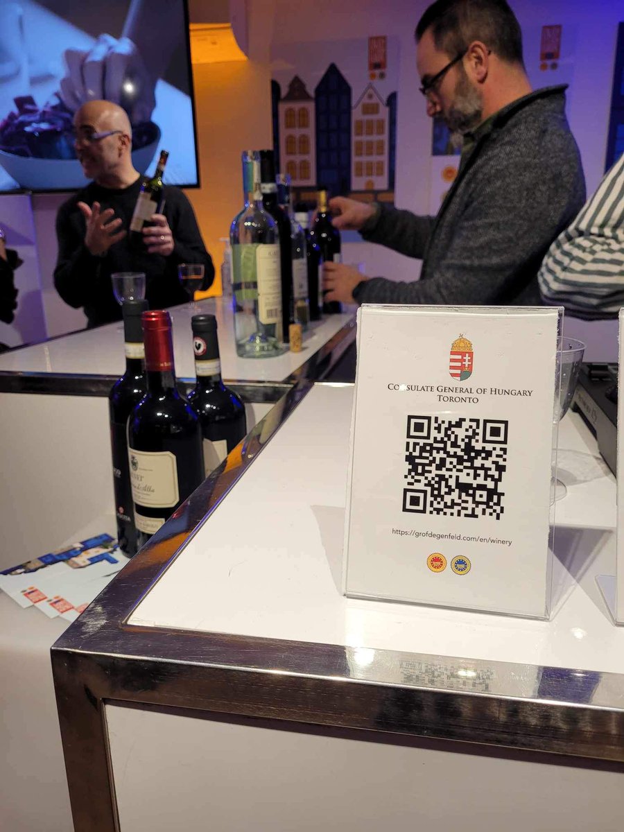 Hungary_Toronto's tweet image. Explore 🇪🇺European flavors at Stackt Christmas Market! Visit the 🇪🇺EU stand with 🇭🇺 Hungarian gems - Bonafarm Csoport Pick Salami and Tokaj wine from Gróf Degenfeld Wine Estate. Savor till Dec 17, noon-8 pm.

Details &amp;amp; sign-up: bit.ly/3uV3trO