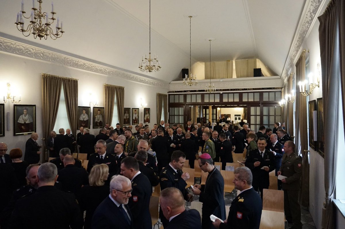 🚒 Dzisiaj we Wrocławiu odbyła się uroczystość przekazania nowych samochodów dla jednostek organizacyjnych PSP woj. dolnośląskiego. 

🎄 Następnie odbyło się spotkanie wigilijne, podczas którego mieliśmy przyjemność wymienić się życzeniami świątecznymi oraz noworocznymi.