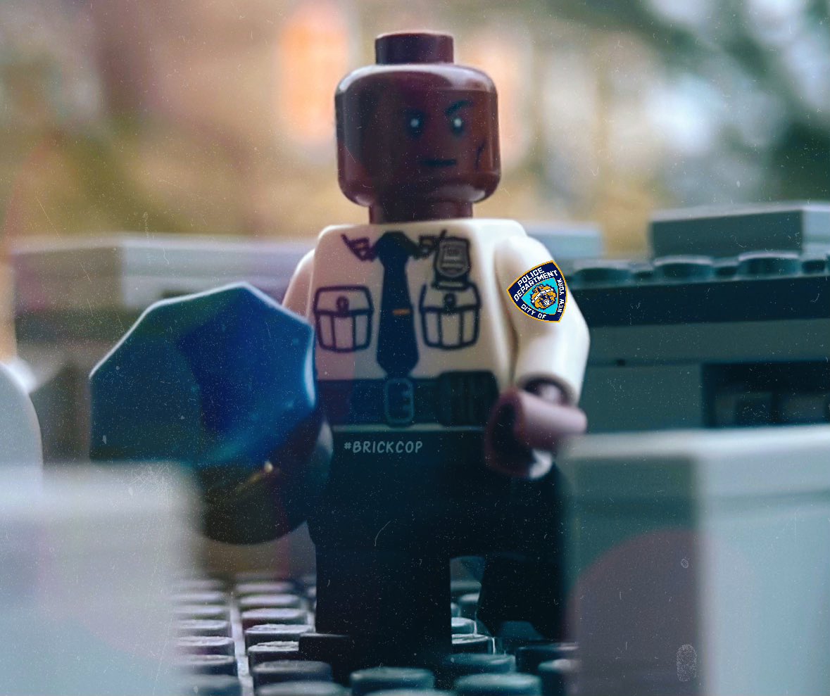 Brick_Cop's tweet photo. Remembering the now late, great Andre Braugher or as most people know him ‘Captain Holt’ from @brooklyn99 🇺🇸🚨

Epitomising a Senior Police Officer trapped by bureaucracy but a Cop’s Cop at heart; his humour and presence will be sorely missed by fans on both sides of the pond. 🚨 https://t.co/184UId6CdO