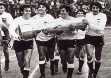histocolocolo's tweet photo. Hoy, Colo-Colo irá por su título número 14 de Copa Chile, 17 si se consideran los viejos campeonatos de apertura.

Nadie ganó más.

⭐1933
⭐1938
⭐1940

⭐1958
⭐1974
⭐1981
⭐1982
⭐1985
⭐1988
⭐1989
⭐1990
⭐1994
⭐1996
⭐2016
⭐2019
⭐2021 https://t.co/zZYnm8fy0f