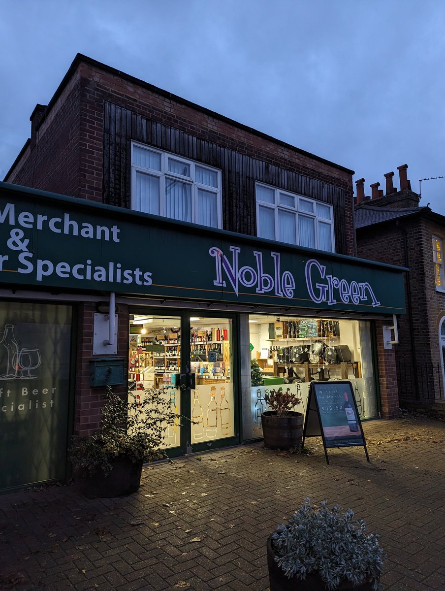 Under the A4, through Isleworth and it's @NobleGreenWines next. Casks of new pale Ziggy and a re-up of Oregon Trail delivered! Exchanged pleasantries with the @TwickenhamAles dray. Stock room being stuffed to the gills with the good stuff.