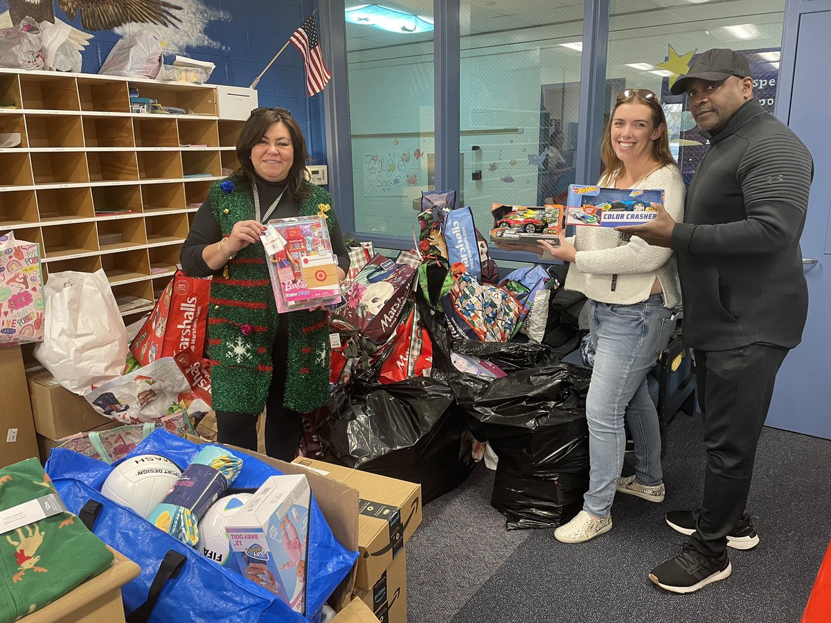 WE ARE….Leesburg!!!! It’s beginning to look a lot like Winter break.  We thoroughly enjoy providing for our families. <a href="/BowTiedPrincipl/">BowTiedPrincipal</a> <a href="/nikole_mullen/">Nikole Mullen</a> <a href="/Leesburg_ES/">Leesburg Elementary School, VA</a> <a href="/LEESBIF/">Rhonda Parvin</a>