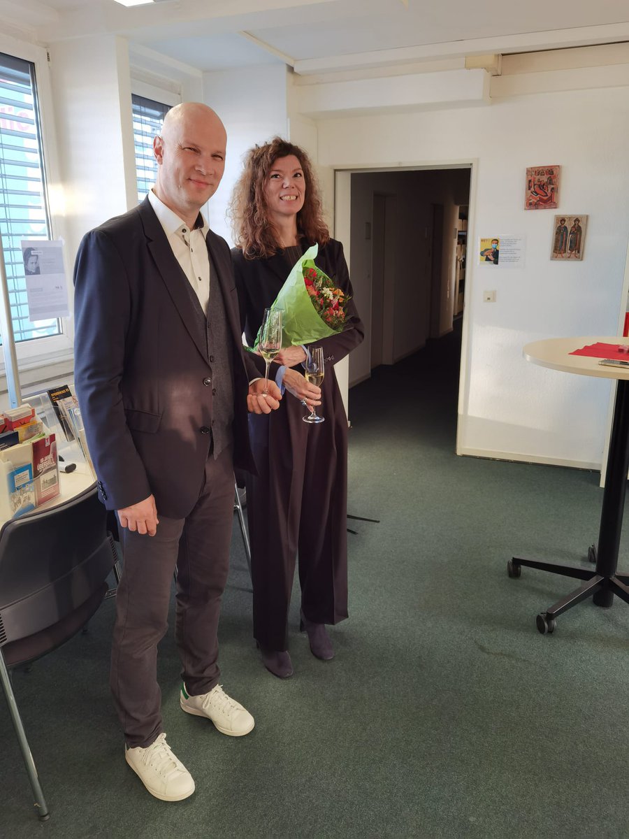 katja makhotina (@kmakhotina) on Twitter photo … und nun bin ich offiziell habilitiert!
Mit einem Gulag-Thema, mit dem ich meine wissenschaftliche Laufbahn im fernen 2007 angefangen habe. Herzlichen Dank an @MartinAust6 , <a href="/herashokohi/">Hera Shokohi</a> und <a href="/OsteuropaBonn/">Osteuropäische Geschichte Universität Bonn</a> für Alles! Mein bestes Team! … und nun bin ich offiziell habilitiert!
Mit einem Gulag-Thema, mit dem ich meine wissenschaftliche Laufbahn im fernen 2007 angefangen habe. Herzlichen Dank an @MartinAust6 , <a href="/herashokohi/">Hera Shokohi</a> und <a href="/OsteuropaBonn/">Osteuropäische Geschichte Universität Bonn</a> für Alles! Mein bestes Team!