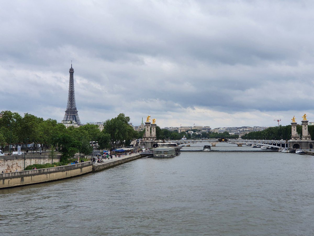 germanswinger75's tweet photo. Énorme quantité d’eau en ce moment à Paris.
Hallucinant la mairie qui n’a pas anticipé les pluies et qui laisse cette grosse flaque couper la capitale en 2…
Hidalgo démission 😡😡 https://t.co/BeO6KhLrvc