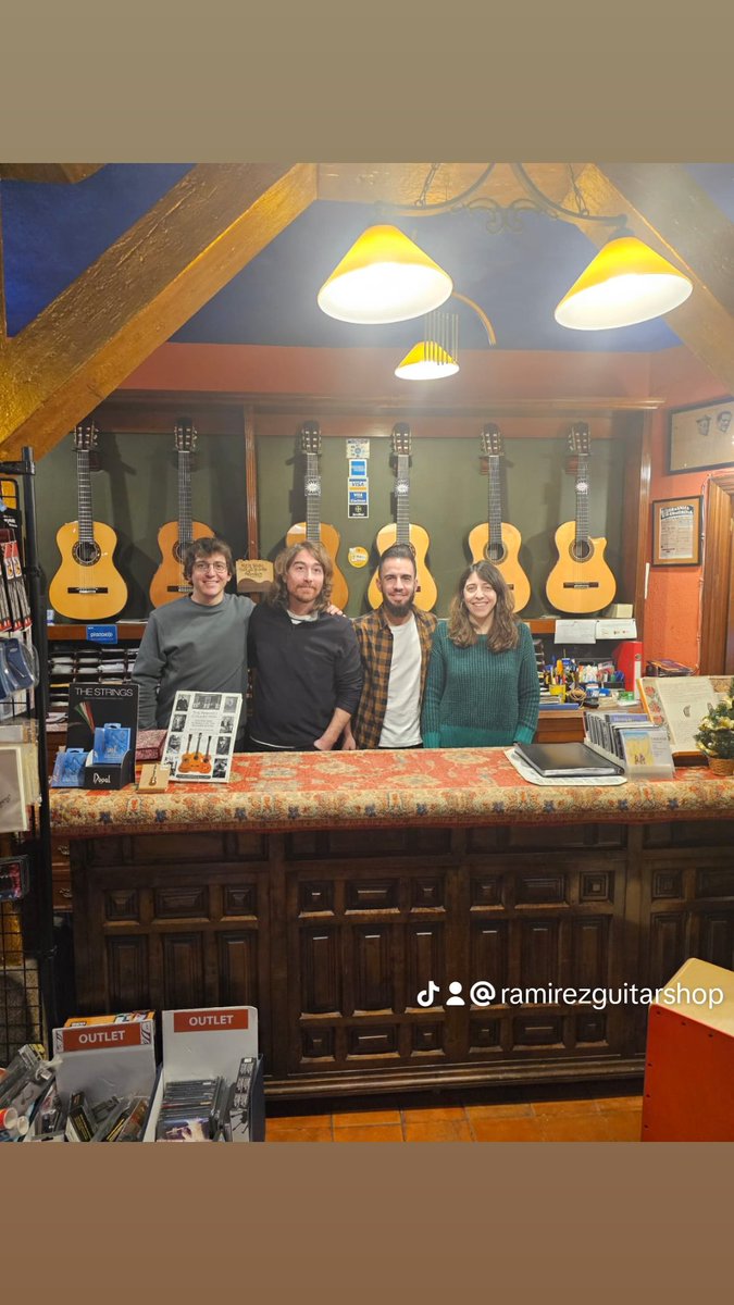 ramirez_your's tweet photo. 🇪🇦 Hoy tuvimos la visita de dos tremendos artistas que llenaron nuestra tienda de color. 
Fue un placer compartir un rato agradable  y conocer el encanto y la naturalidad que desprenden. 

¡ Nuestros mejores deseos para vosotros, @nacho_mur y @danialvarezplaysguitar !
✨🥰🥰🎼🎸 https://t.co/RwJaA5mqEl