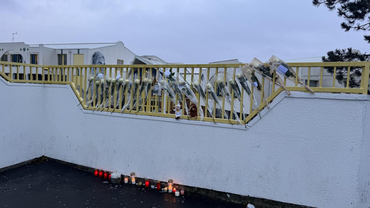 CourrierPicard's tweet photo. Décès d’un adolescent à Saint-Quentin : les familles lui rendent hommage devant le collège Hanotaux https://t.co/AjN2ruFoTN. https://t.co/KgAj97yA3E