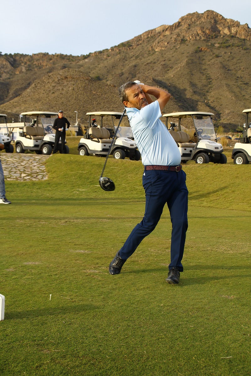 Carlos Balmaseda toma ventaja en el Costa de Almería Campeonato de España de Profesionales Senior

Interesante mano a mano entre Juan Quirós, Emilio Rodríguez y Domingo Hospital en categoría Súper Senior

rfegolf.es/CompetenciaPag…