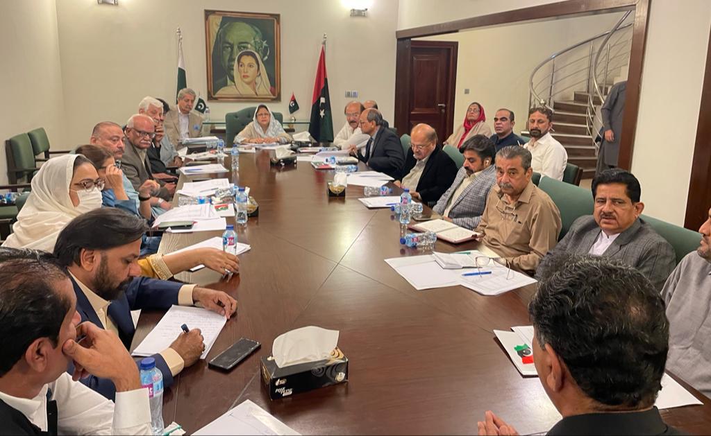 psfmansoor's tweet photo. کراچی: پاکستان پیپلزپارٹی شعبہ خواتین کی مرکزی صدر فریال تالپور کی سربراہی میں سندھ پارلیمانی بورڈ کا اجلاس

کراچی: پی پی پی شعبہ خواتین کی مرکزی صدر فریال تالپور کی سربراہی میں ہونے والے اجلاس میں ٹکٹ کے خواہش مند امیدواران سے انٹرویو لئے گئے.
@BBhuttoZardari @FaryalTalpurPk https://t.co/KfGYShaWWs