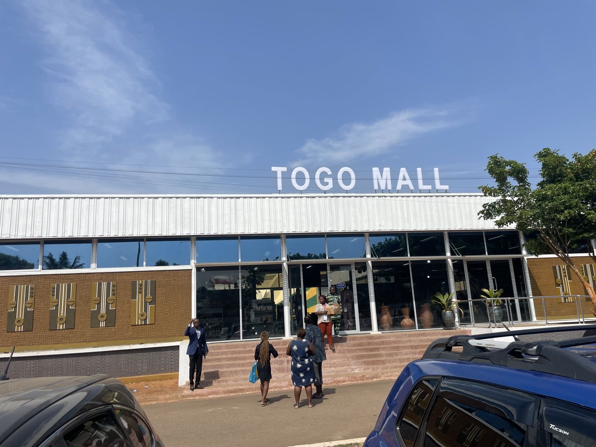 NoelDePoukn's tweet photo. J’ai fait le tour de quelques stands et visité TOGO MALL.
À TOGO MALL, j’ai été émerveillé par tous les articles qu’offre cet endroit unique où l’on trouve des articles typiquement togolais et qui nous rappelle notre fierté d’appartenir à la mère patrie. https://t.co/BiTq2owQuT