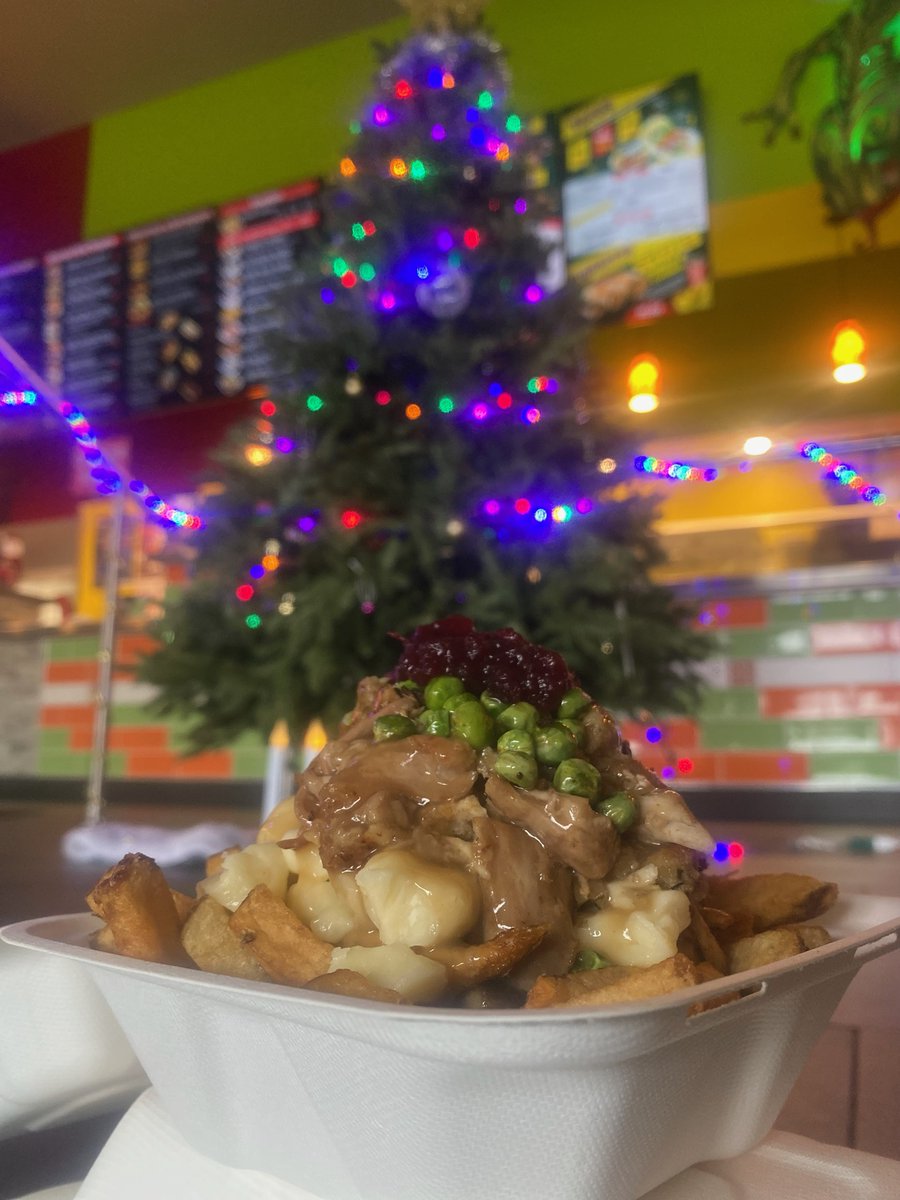 CheeseCurds's tweet photo. What goes best with the season? That's right, Turkey Dinner Poutine! From fresh chipped fries, house roasted turkey and stuffing, to cheese curds, gravy, sweet green peas and topped with cranberry sauce.
#turkeydinnerpoutine #itsworththewait https://t.co/d1SQBApGt9
