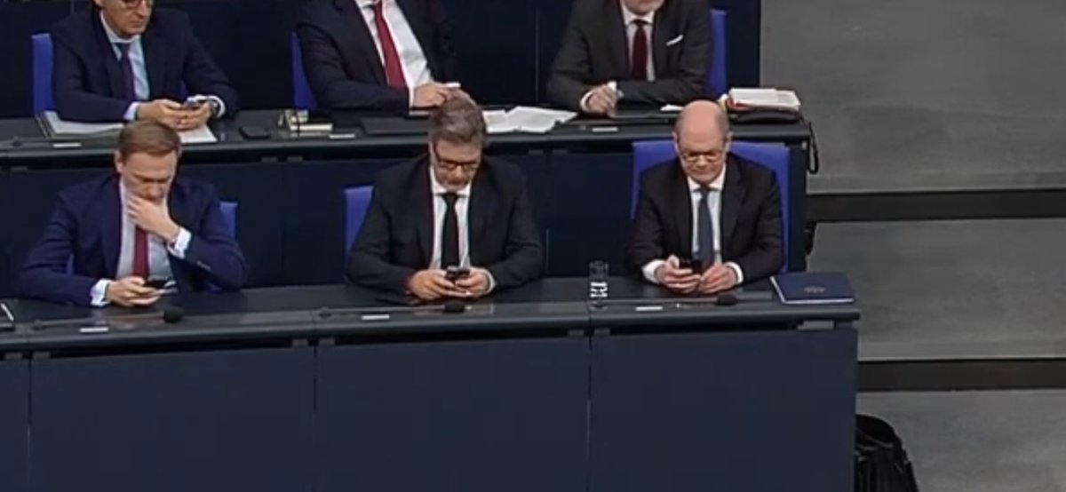 Alexander Sattler (@alex_sattler) on Twitter photo Wenn die wichtigsten Politiker des Landes… also Kanzler Olaf Scholz <a href="/Bundeskanzler/">Bundeskanzler Friedrich Merz</a>, Vize Robert Habeck und Finanzminister Christian Lindner… den wichtigsten demokratischen Gegner Friedrich Merz durch Smartphone daddeln ignorieren. 👉 Respektlos. Kein Vorbild. #bundestag Wenn die wichtigsten Politiker des Landes… also Kanzler Olaf Scholz <a href="/Bundeskanzler/">Bundeskanzler Friedrich Merz</a>, Vize Robert Habeck und Finanzminister Christian Lindner… den wichtigsten demokratischen Gegner Friedrich Merz durch Smartphone daddeln ignorieren. 👉 Respektlos. Kein Vorbild. #bundestag