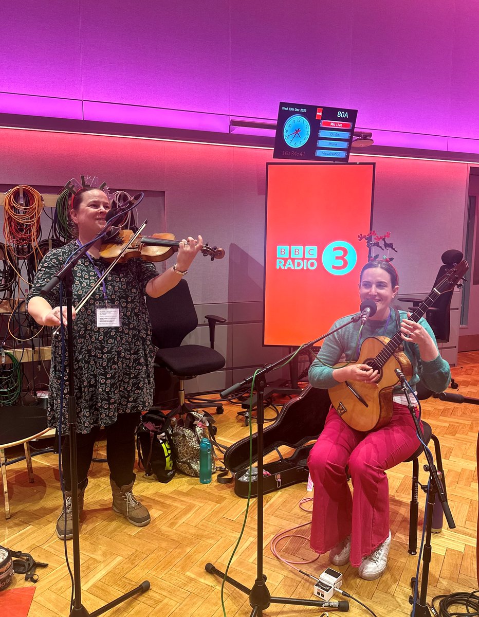 Live music & Christmas joy brought to you on In Tune by @BryonyGriffith & @AliceJonesMusic Tune in or catch up on @BBCSounds to hear them perform tracks from their new album Wesselbobs! Plus @robert_quinney is here talking all things @NewCollegeChoir bbc.co.uk/programmes/m00…