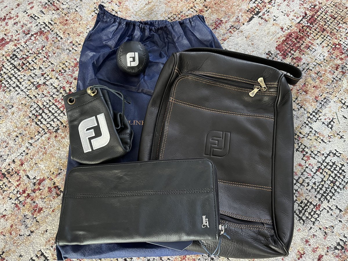 Huge thanks to <a href="/FootJoyCA/">FootJoy Canada</a> for this year-end drop. The leather shoe bag especially is 🔥

A nice collab between FJ x <a href="/LinksAndKings/">Links & Kings</a>.