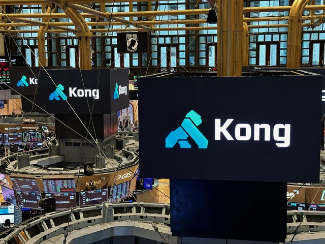 kong's tweet photo. 🏙️ A monumental day. 🦍 🚀 

This dazzling display on the @Nasdaq tower in NYC marks our $100M in ARR, highlighting our journey &amp; the promise of what's to come.

@sonicaghi was also invited for an exchange with @NYSE's @trinitychavez, where Kong took over the trading floor. https://t.co/FdRTYrqTke