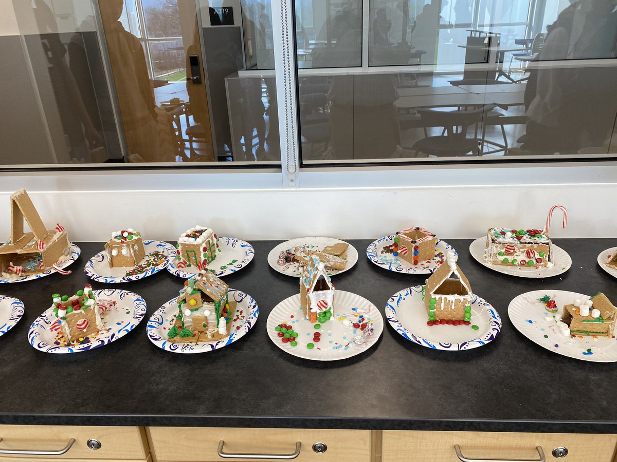 What better way to celebrate the holidays than with making Gingerbread Houses with the German Club! Hansel and Gretel would be proud! Thanks to all who came out to our event and made some amazing houses. @UpperMerionSD @FrauHudak #Lebkuchenhäuser