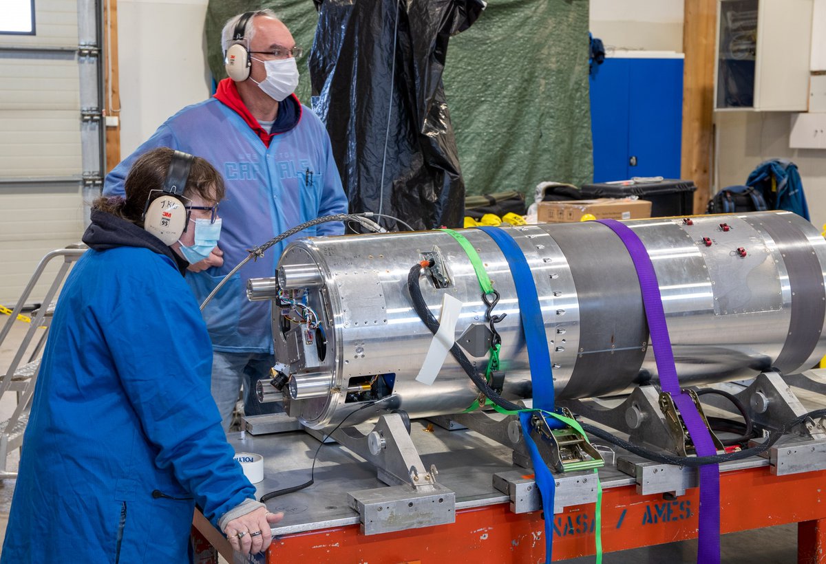 Andrew, alongside Suzie Imber from the <a href="/uniofleicester/">University of Leicester</a>, monitored real-time data from radars to decide if conditions in the ionosphere were suitable to launch the Endurance rocket 🚀. 

📸NASA Wallops/Brian Bonsteel