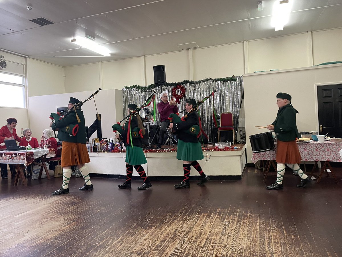 It was a full house yesterday for the @iccmanchester Christmas party at St Mary’s, Levenshulme. Fabulous entertainment from Fianna Phádraig Pipe Band & St Mary’s school choir. Great to see @CllrAhmedAli. Thank you for inviting us! 🎄