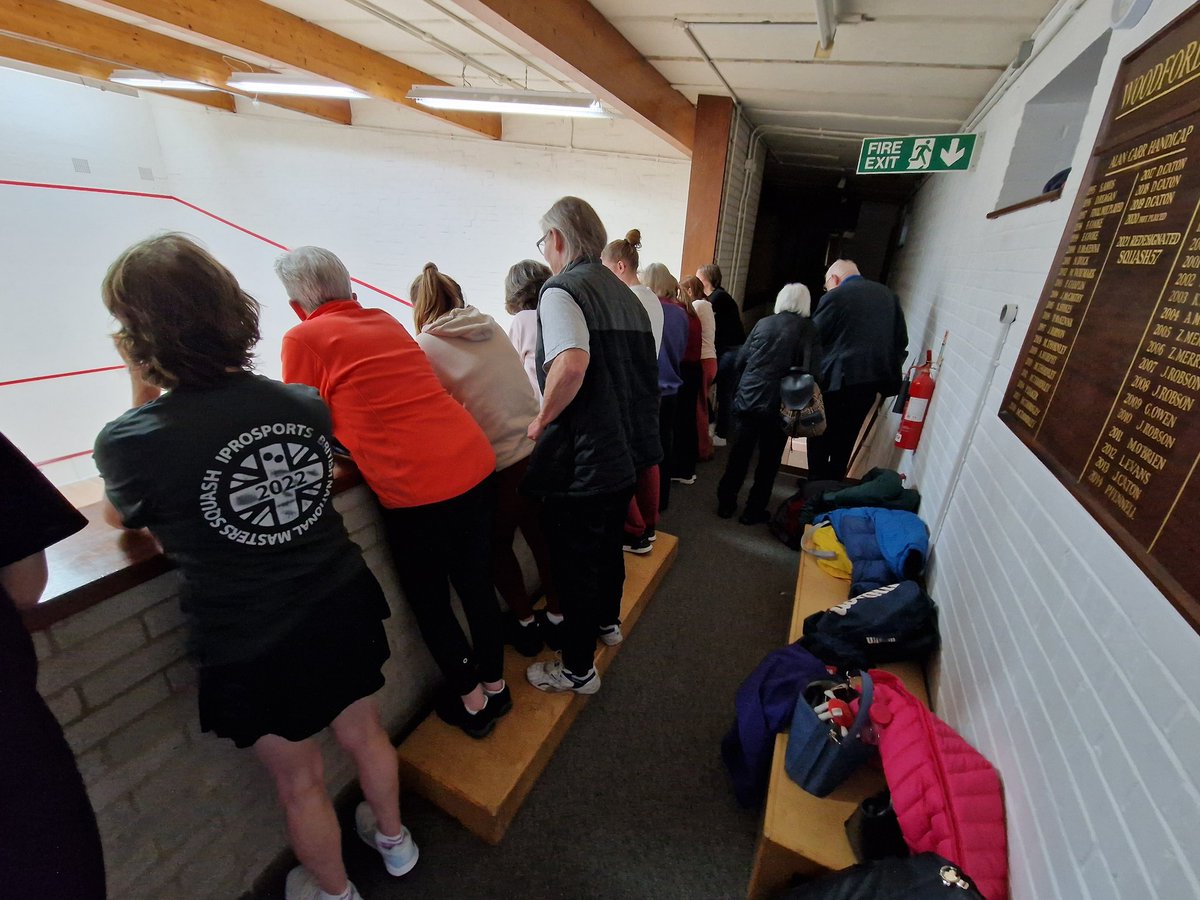 Another fab Essex Ladies Ladder event yesterday. Growing numbers in West Essex and a great Christmas social to boot. A shout out to Maureen for organising. Merry squashmas to the whole #squash comunity ⚫️🌲
