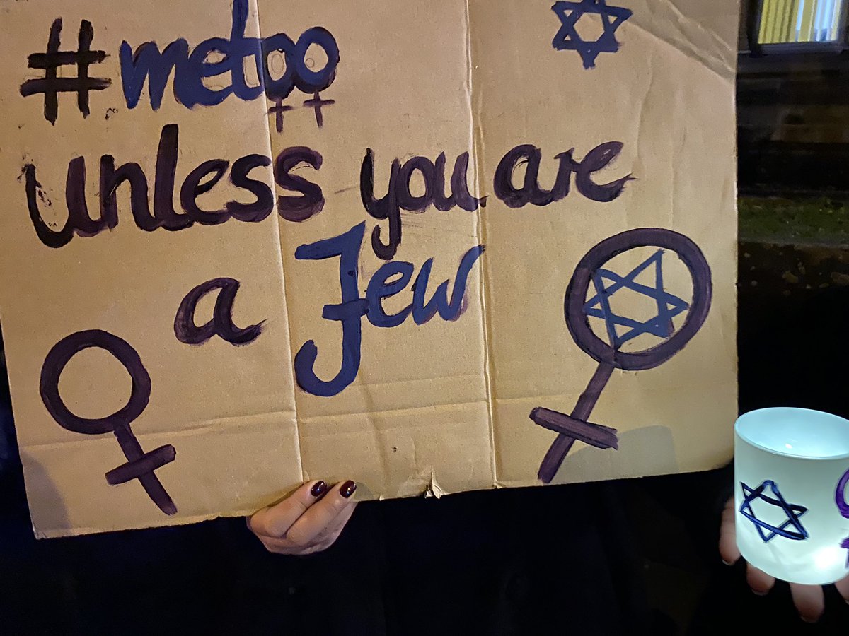 Über 100 Frauen zeigten am Mittwochabend mit einer stillen Mahnwache vor der Kölner Synagoge in der Roonstrasse ihre Solidarität mit den israelischen Frauen und Mädchen, denen am 7. Oktober beim Überfall der Hamas grausamste sexualisierte Gewalt angetan worden ist.