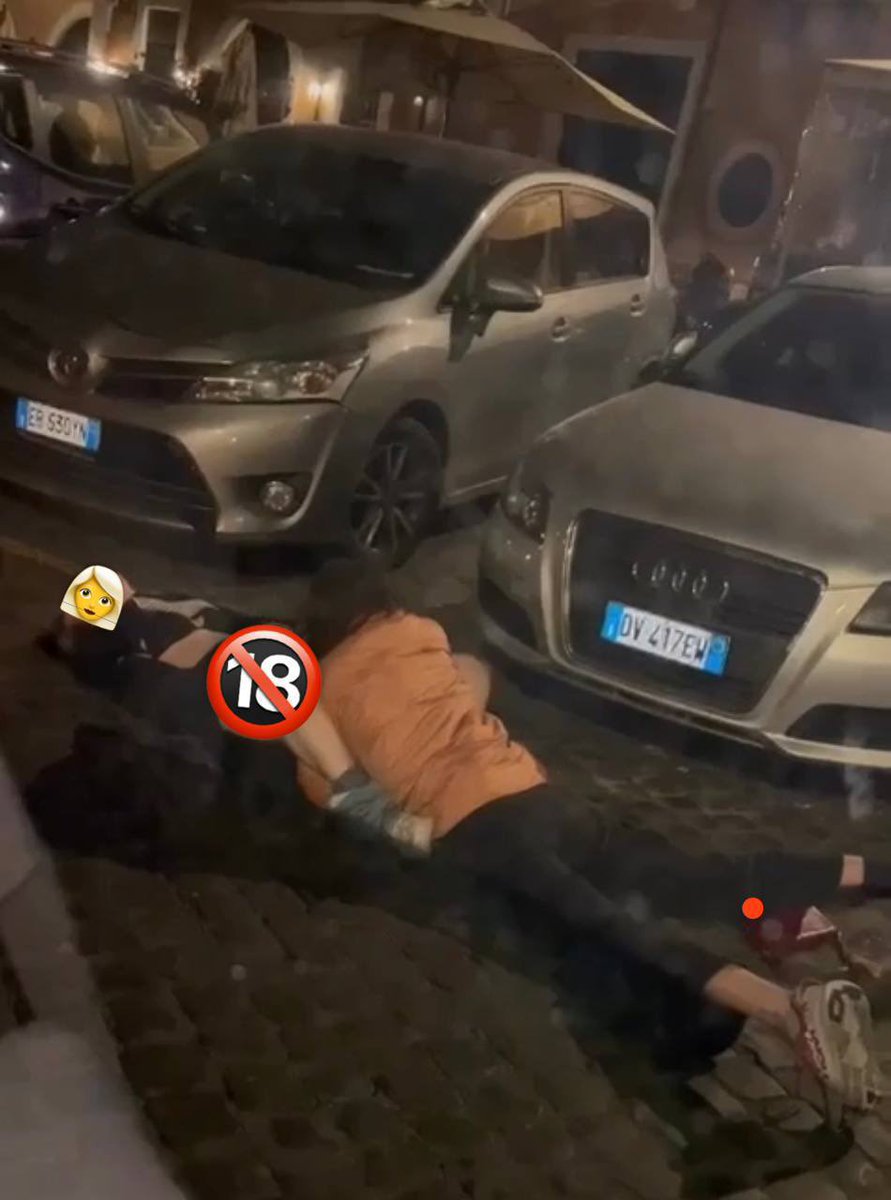 fratotolo2's tweet photo. Roma, due ragazze fanno sesso davanti ai passanti: questa è la società che ha trasformato i capricci in diritti. https://t.co/b7xJ6kzieg