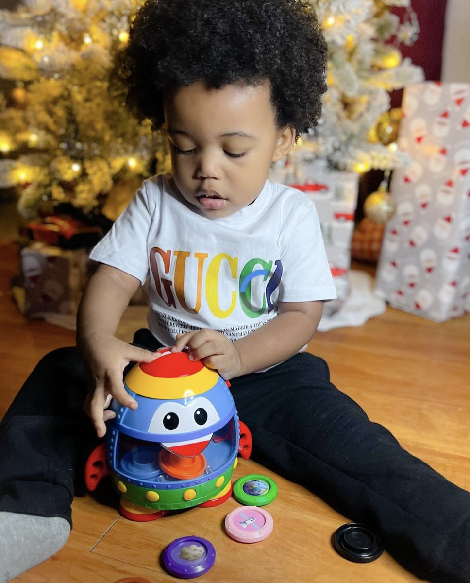 Launch your little astronaut into learning all about space! 👩‍🚀

This cute little rocket will guide kids through learning about things found in space with two different play modes - 'Discovery' and 'Find It!'