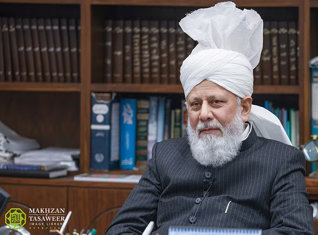 alfazlintl's tweet photo. ہم نے کسی غیر ملکی طاقت سے نہ ہی کبھی یہ کہا ہے کہ ہمیں پاکستانی اسمبلی کے آئین میں ترمیم کروا کر قانون اور آئین کی نظر میں مسلمان بنوایا جائے۔ نہ ہی ہم نے کسی پاکستانی حکومت سے کبھی اس چیز کی بھیک مانگی ہے۔ نہ ہی ہمیں کسی اسمبلی یا حکومت سے مسلمان کہلانے کے لئے کسی سرٹیفکیٹ کی ضرورت ہے، کسی سند کی ضرورت ہے۔ ہم اپنے آپ کو مسلمان کہتے ہیں کیونکہ ہم مسلمان ہیں۔ ہمیں اللہ تعالیٰ نے اور اس کے رسول صلی اللہ علیہ وسلم نے مسلمان کہا ہے۔ ہم کلمہ لَآ اِلٰہَ اِلَّا اللّٰہُ مُحَمَّدٌ رَّسُوْلُ اللّٰہِ پڑھنے والے ہیں۔ ہم تمام ارکان اسلام اور ارکان ایمان پر یقین رکھتے ہیں۔ ہم قرآن کریم پر ایمان رکھتے ہیں اور آنحضرت صلی اللہ علیہ وسلم کو خاتم النبیین مانتے ہیں

https://t.co/MuNtEb44kg