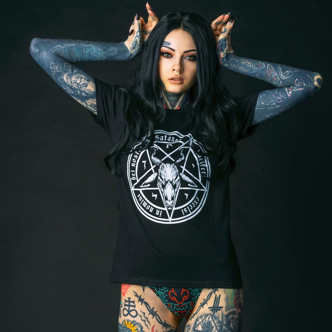 EASURE_NET's tweet image. And another gorgeous shot from @liloucianoofficial in our SATANAS! 🔥
Thank you so much 🥰
You should definitely check out her page, she is awesome.

SATANAS is available from S to XXL at easure.net 😊

#gothmodel #satan #gothicclothing #altmodel #metal #gothic