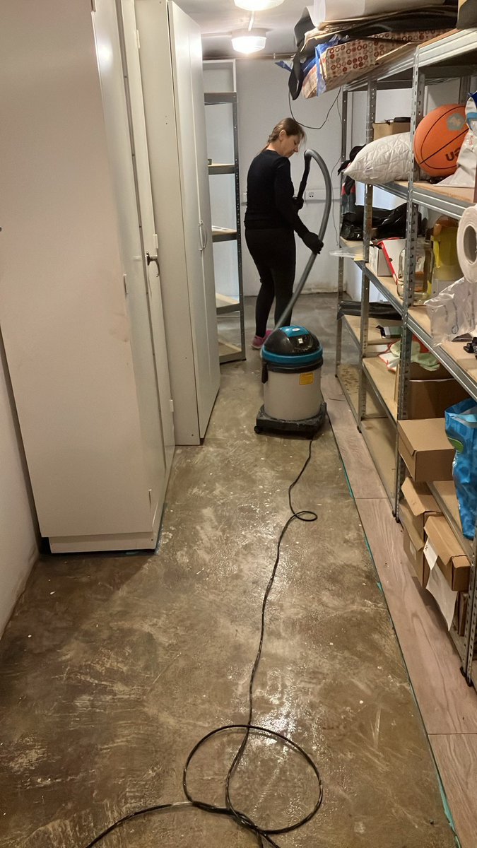 - z ženo iščeva šiht,
- trenutno sem zapufan do amena, ker obnavljamo še eno hišo, da se bodo lahko vselili,- domača obnova kopalnice bo zato počakala, ker ni gnara,
- fašem še poplavo, da bo mera polna. 

Bog ima ziher zame kaj dobrega na koncu prišparanega, kenede?