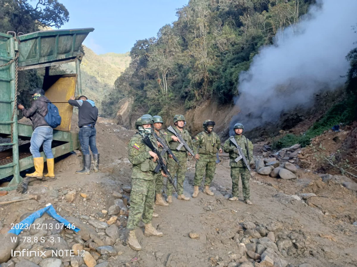 Daviduchitanga's tweet photo. 🔴#URGENTE 

El GADM #Sígsig, junto con el Destacamento de Inteligencia Militar 'AZUAY' y personal de la 27BA 'PORTETE', llevó a cabo una operación de control de #minería ilegal en Infiernillos. @toquillaradio 
@_REDInformativa 
@tomebamba 
@LaSuprema961 https://t.co/2ppsr6VuCv