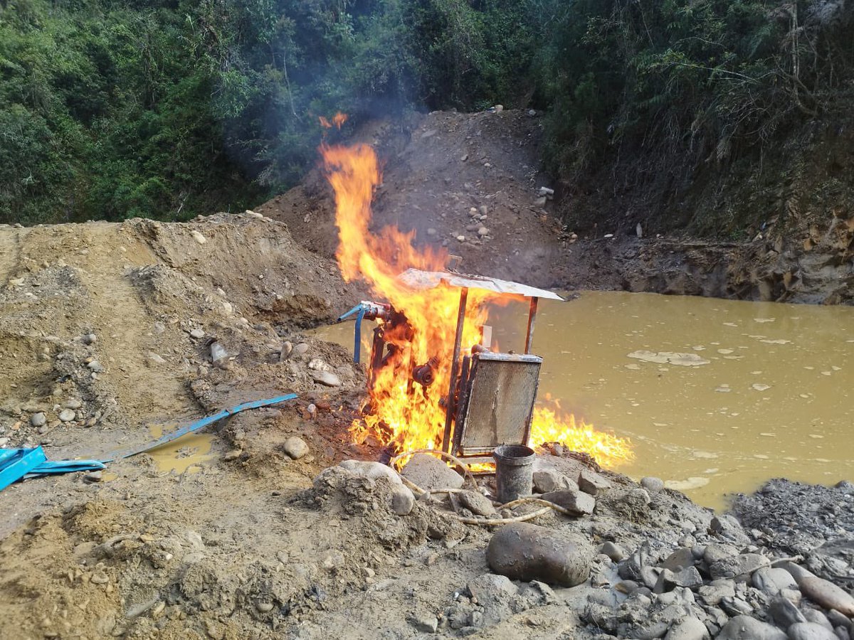 Daviduchitanga's tweet photo. 🔴#URGENTE 

El GADM #Sígsig, junto con el Destacamento de Inteligencia Militar 'AZUAY' y personal de la 27BA 'PORTETE', llevó a cabo una operación de control de #minería ilegal en Infiernillos. @toquillaradio 
@_REDInformativa 
@tomebamba 
@LaSuprema961 https://t.co/2ppsr6VuCv