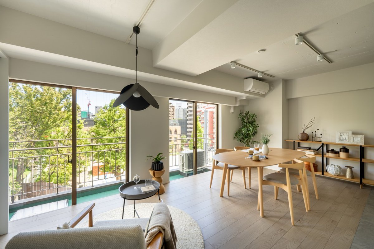 bukkenfan's tweet image. 東京都千代田区、市ヶ谷駅近くのリノベマンション。気持ち良いくらいの公園ビュー！ですね。これは気持ちいい……！
キッチン裏がウォークインクローゼットになっているつくりもおもしろいですね。

▼ 家賃や住所などの詳細・お問い合わせ先はこちら
bukkenfan.jp/e/586516574609…