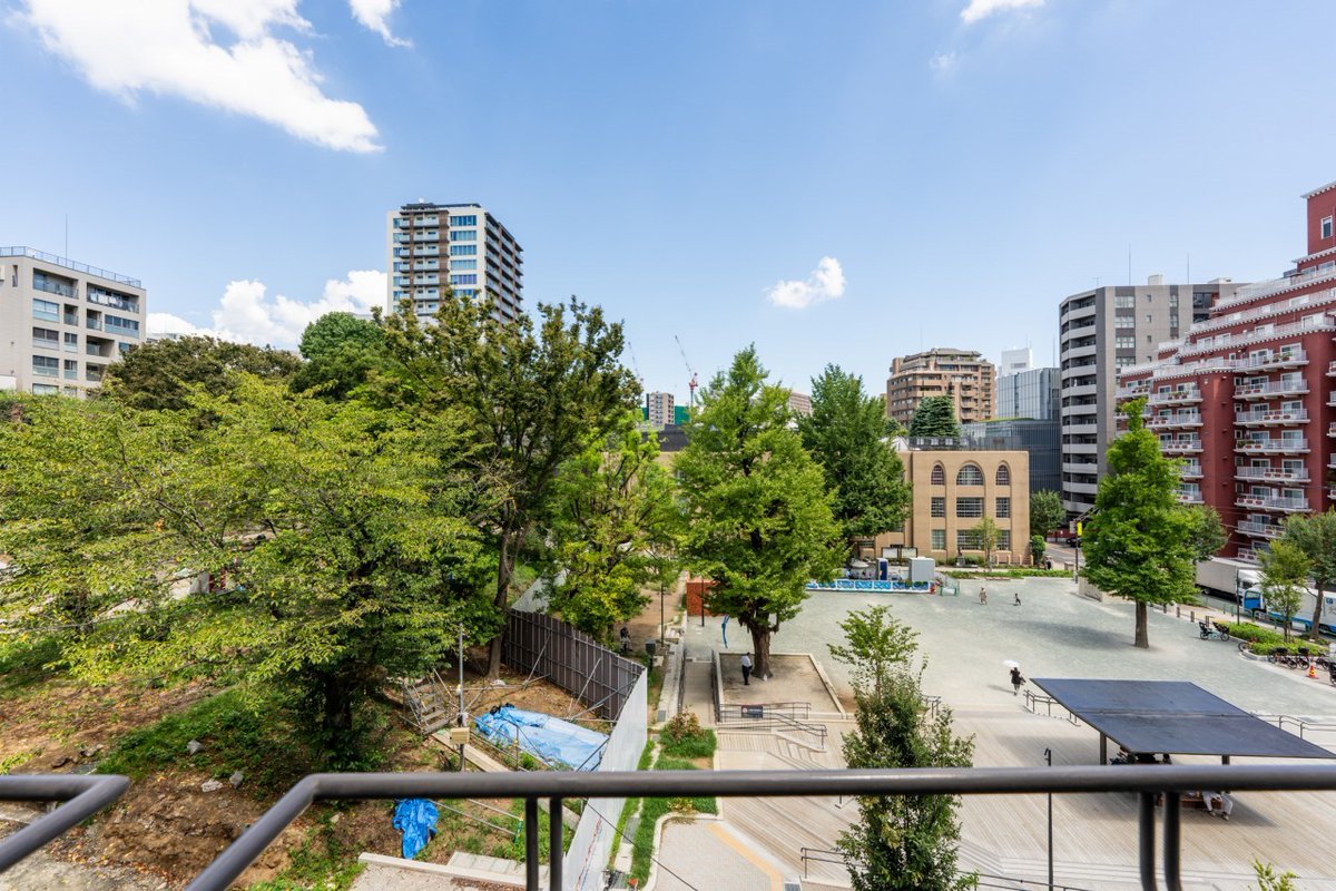 bukkenfan's tweet image. 東京都千代田区、市ヶ谷駅近くのリノベマンション。気持ち良いくらいの公園ビュー！ですね。これは気持ちいい……！
キッチン裏がウォークインクローゼットになっているつくりもおもしろいですね。

▼ 家賃や住所などの詳細・お問い合わせ先はこちら
bukkenfan.jp/e/586516574609…