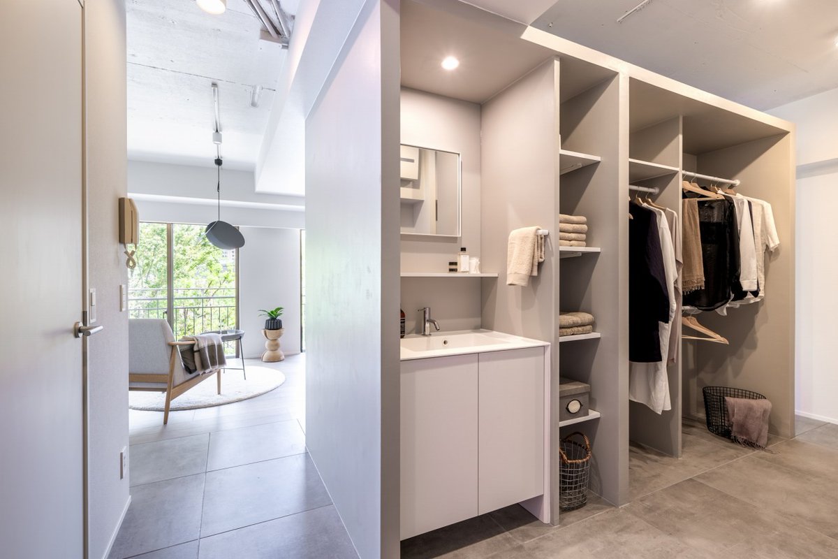 bukkenfan's tweet image. 東京都千代田区、市ヶ谷駅近くのリノベマンション。気持ち良いくらいの公園ビュー！ですね。これは気持ちいい……！
キッチン裏がウォークインクローゼットになっているつくりもおもしろいですね。

▼ 家賃や住所などの詳細・お問い合わせ先はこちら
bukkenfan.jp/e/586516574609…