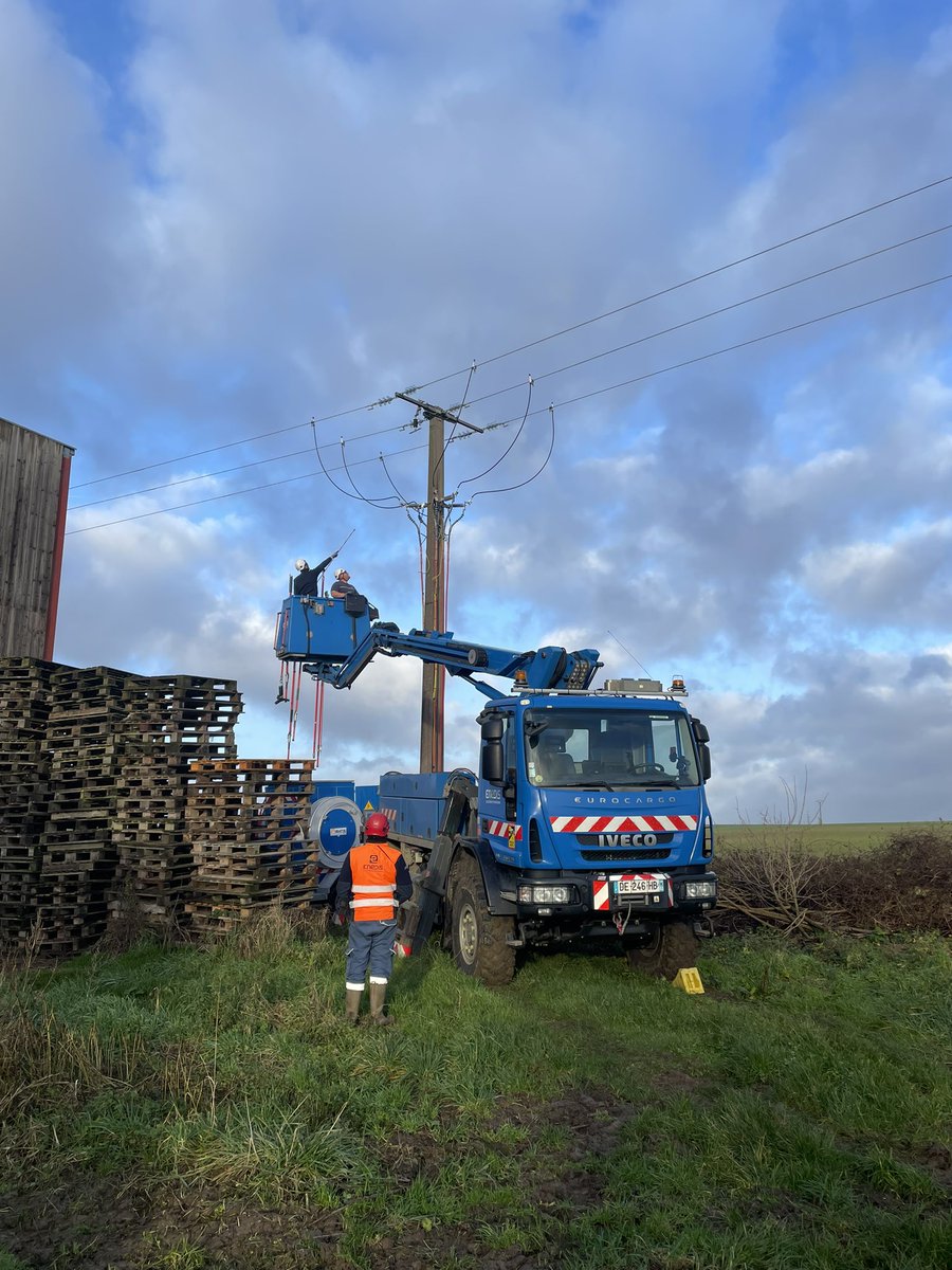 Avec l’équipe travaux sous tension du sud de l’#aisne ce matin. Sur Grand-Rozoy, leur savoir-faire a permis de rénover les lignes moyenne tension ⚡️tout en continuant d’alimenter 240 clients 👏 #servicepublic