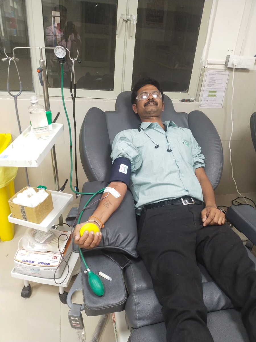 malasi855's tweet photo. ಇಂದು ತುರ್ತಾಗಿ ರೋಗಿಯೊಬ್ಬರಿಗೆ ಬೇಕಾಗಿದ್ದ O+ರಕ್ತವನ್ನು ದಾನ ಮಾಡಿರುವ ಮಾತೃ ಹೃದಯಿ, ಯಜ್ಞ ತಂಡದ ಹೆಮ್ಮೆಯ ಸದಸ್ಯರಾದ ವಿನೋದ್ ಕುಲ್ಕರ್ಣಿ ಅಣ್ಣನವರಿಗೆ ತುಂಬು ಹೃದಯದಿಂದ ಧನ್ಯವಾದಗಳು 🙏🏻🚩🇮🇳🩸
ದೇವರ ಆಶೀರ್ವಾದ ಸದಾ ನಿಮ್ಮ ಮೇಲಿರುತ್ತೆ, ಒಳ್ಳೆಯ ಕೆಲಸ ಹಾಗೂ ನಿಸ್ವಾರ್ಥ ಸೇವೆ ಎಂದಿಗೂ ದೇವರಿಗೆ ಅರ್ಪಿತ.
@Team YAGNYA - ಯಜ್ಞ 🙏🏻🚩 https://t.co/sA4AXTlvAY