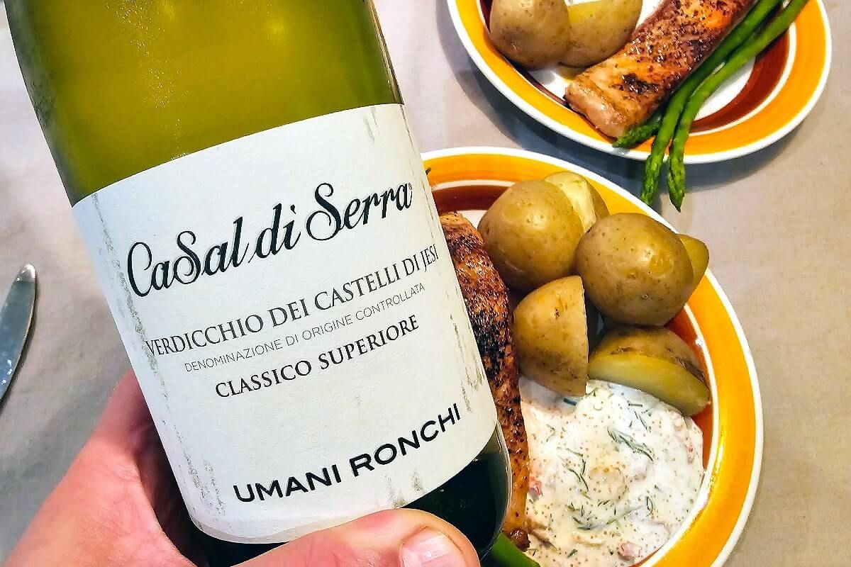 taystasomm's tweet photo. Månadens matkombo är en citronmarinerad lax som serveras med en magiskt god romsås och kokt potatis. Vinet som vi vill tipsa om till denna rätt är Casal di Serra (Nr 12419, 109 sek) Vinets fruktiga och friska karaktär passar utmärkt till laxens deliciösa och syrliga smaker. https://t.co/YKRVkCzlHX
